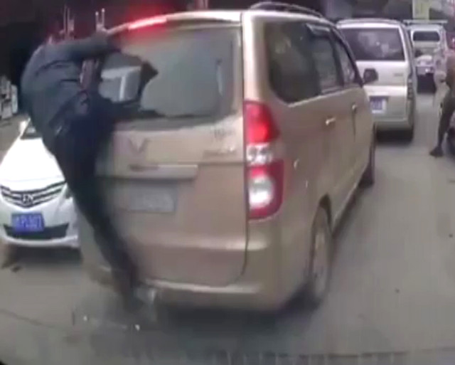 Seyir Halindeki Otomobile Kung Fu Saldırısı Kamerada