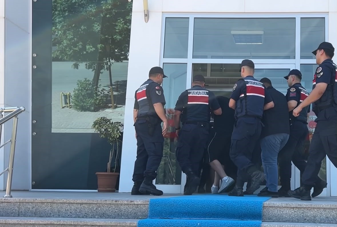 dolandiricilar-1-milyon-liralik-altinla-kacti-jandarma-48-saat-gecmeden-yakaladi