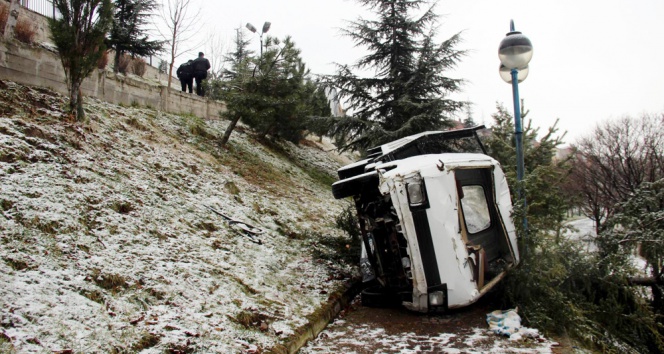 Kamyonet Parka Düştü: 2Si Çocuk 3 Yaralı