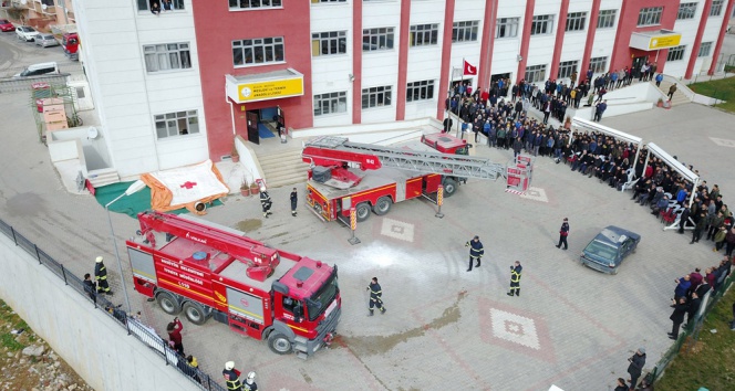 Öğrencilerin Gözü Önünde 3Üncü Kattan Aşağı Atladı