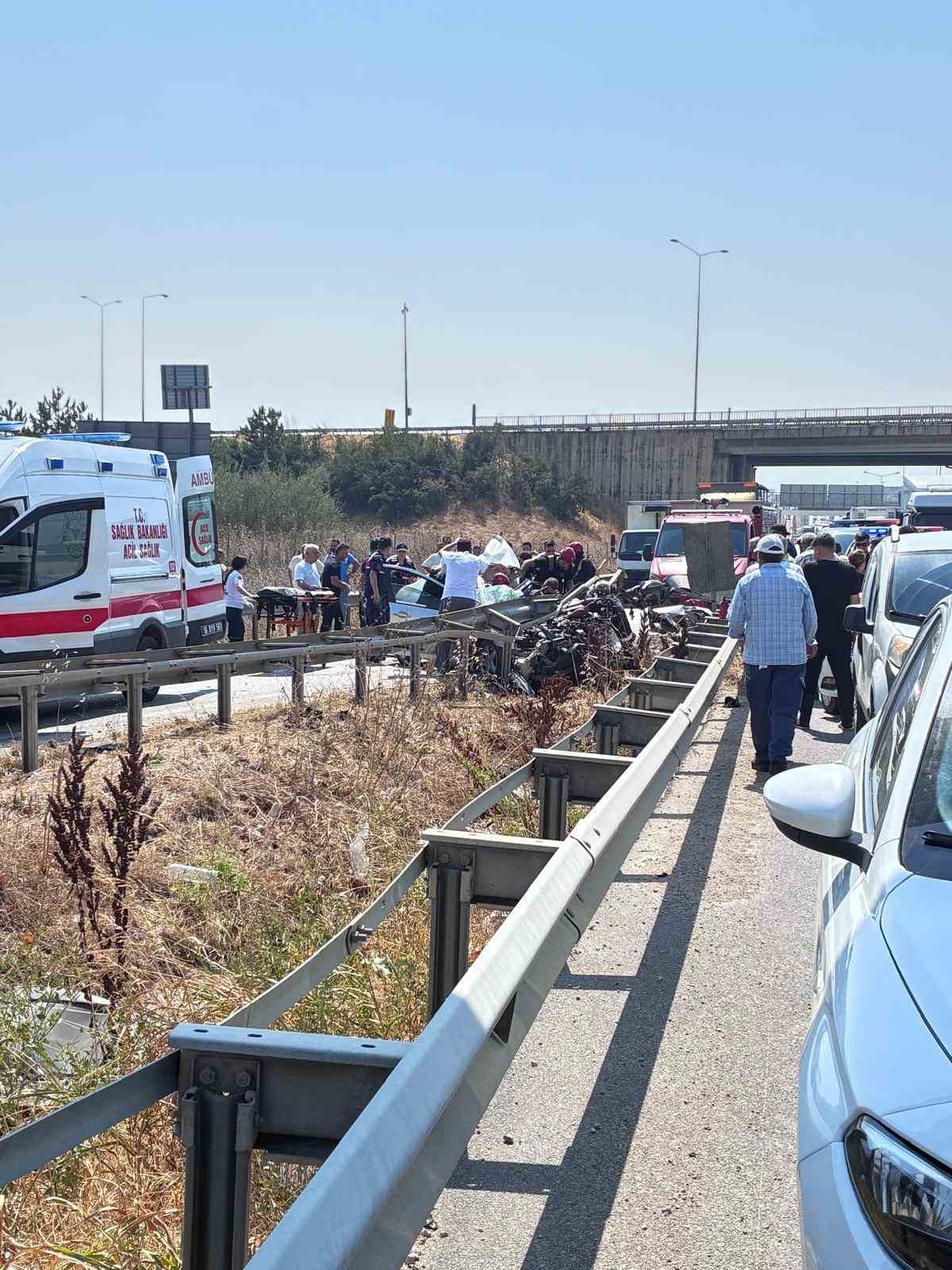 direksiyon-hakimiyetini-kaybeden-otomobil-bariyere-girdi