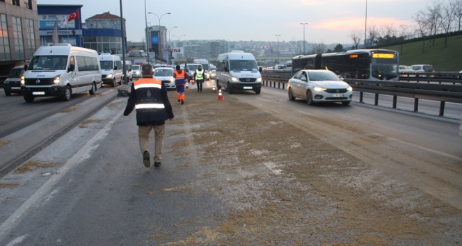 Kamyona Yüklü Trafo Yola Devrildi, Trafik Yoğunluğu Oluştu