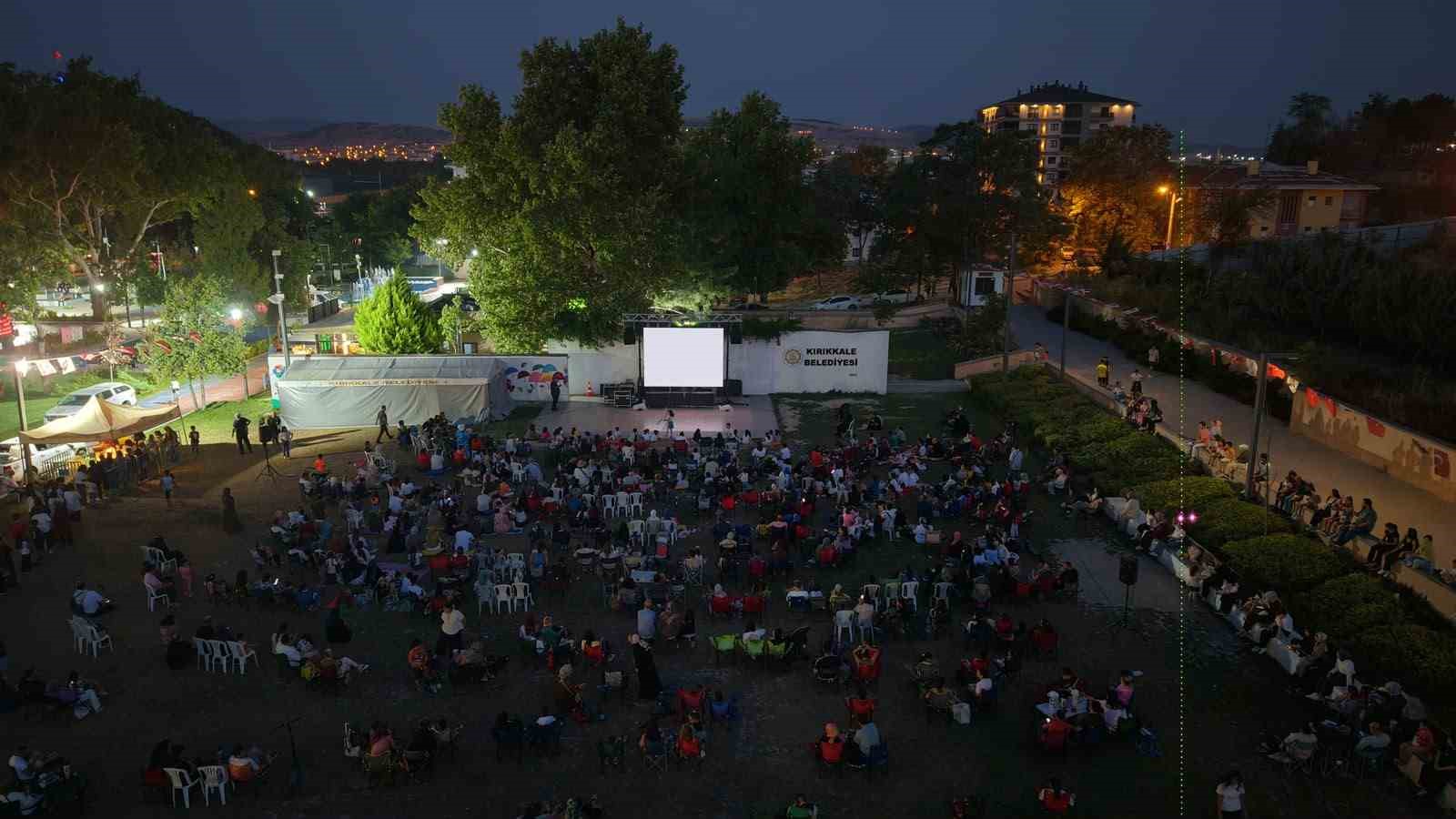kirikkale-de-cocuklar-acik-havada-sinema-keyfi-yasadi