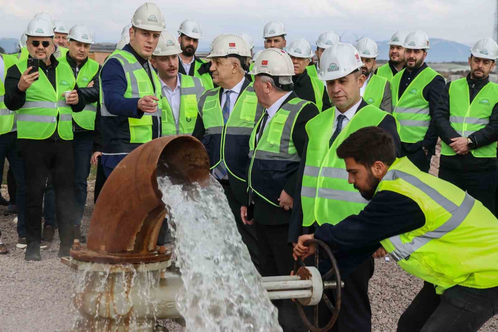 dikili-jeotermal-isitmali-sera-organize-tarim-bolgesi-nde-ilk-ruhsatlar-yatirimcilara-teslim-edildi