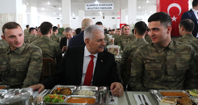 Başbakan'dan Tarihi Kışlada Askerlere Yemek Sürprizi