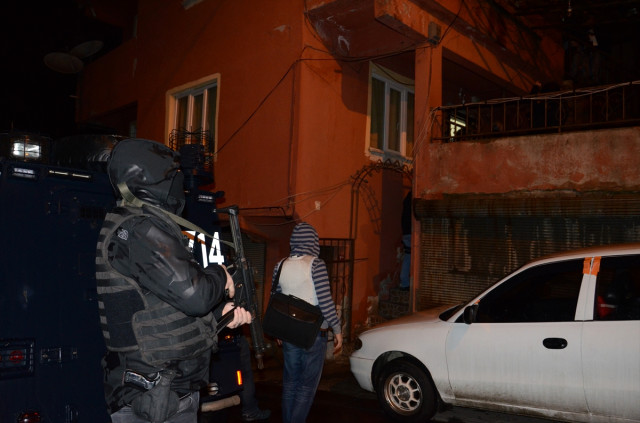 İstanbul'da 4 İlçeye Şafak Baskını! Pkk'ya Eleman Temin Eden 3 Kişi Gözaltına Alındı