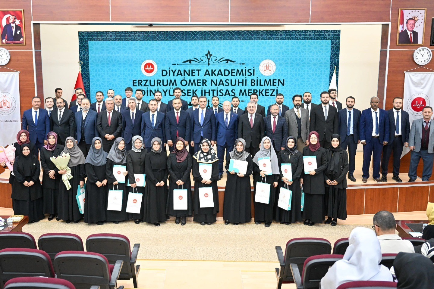 dini-yuksek-ihtisas-egitim-merkezi-dorduncu-donem-mezunlarini-verdi
