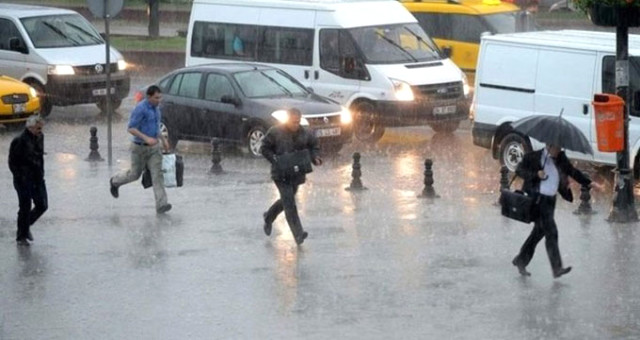 Meteoroloji Uyarmıştı! İstanbul'u Fırtına Vurdu