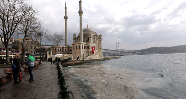 Fırtına, İstanbul'un Tüm Pisliğini Boğaz'a Taşıdı