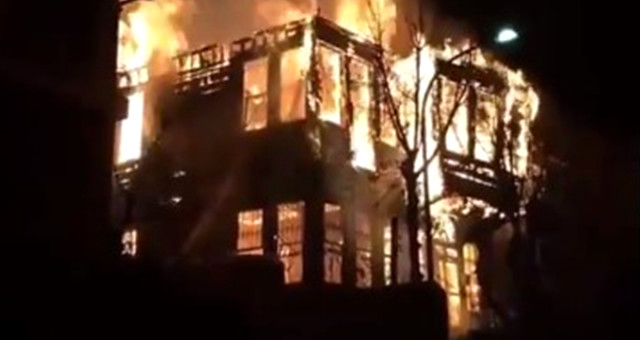 Heybeliada'da Korkutan Yangın! 3 Bina Kullanılamaz Hale Geldi