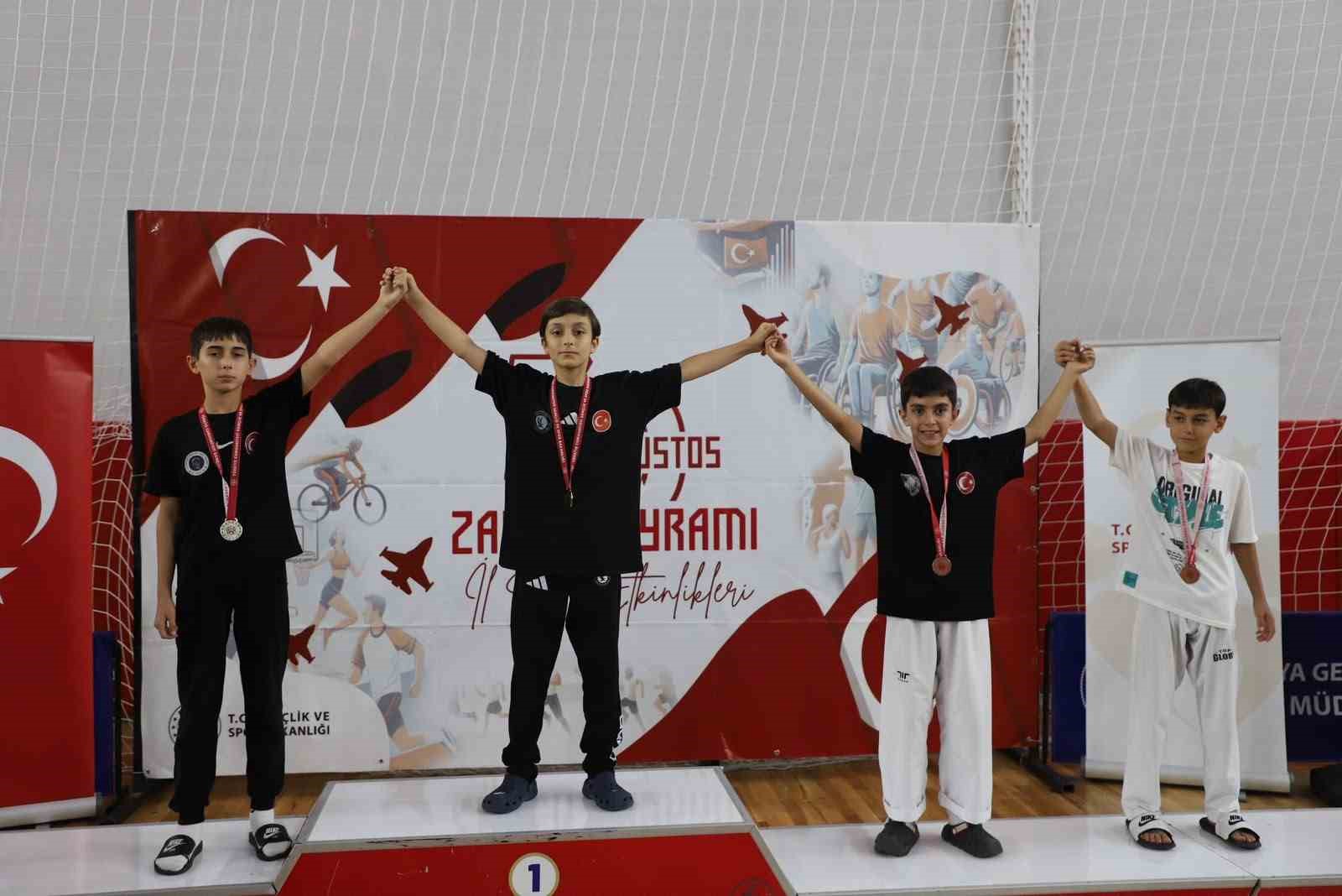 kutahya-da-30-agustos-yildizlar-taekwondo-zafer-kupasi-nda-odul-heyecani