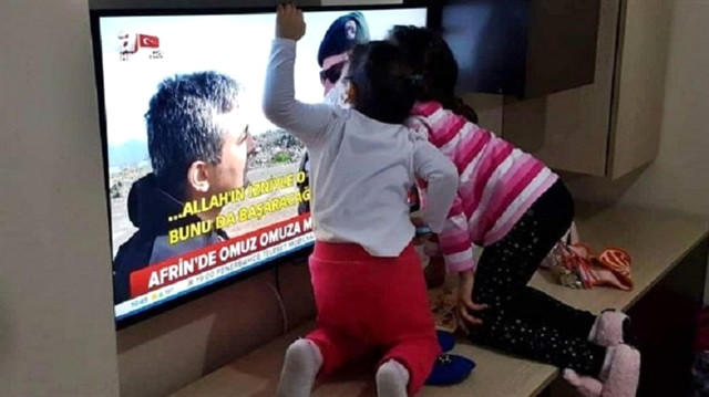 Afrin'deki Özel Harekatçı Babasını Gören Çocukların Tv'yi Öptüğü Anlar Türkiye'yi Ağlattı