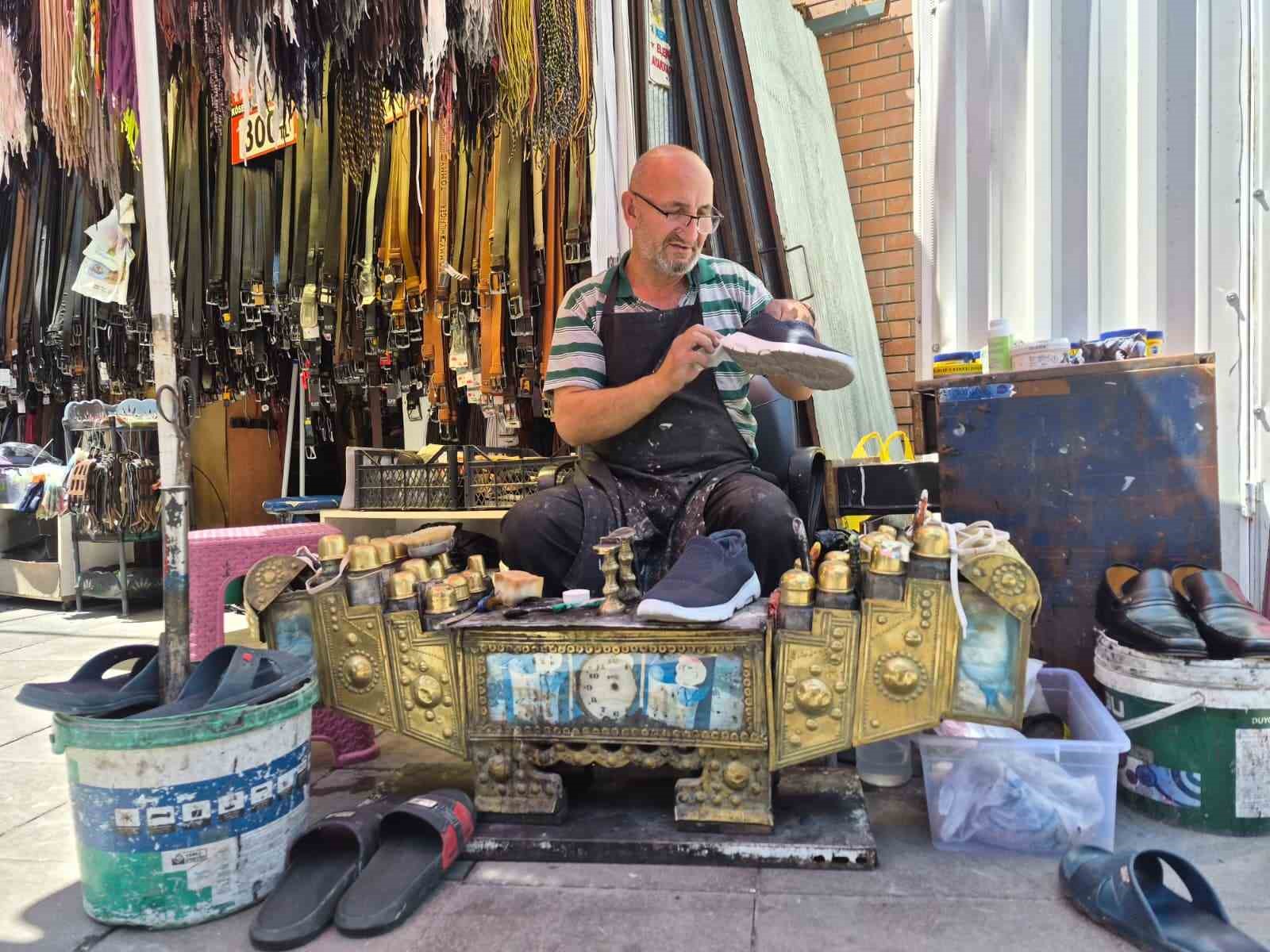 meslegine-on-yargili-basik-emektar-ayakkabi-boyacisini-uzuyor