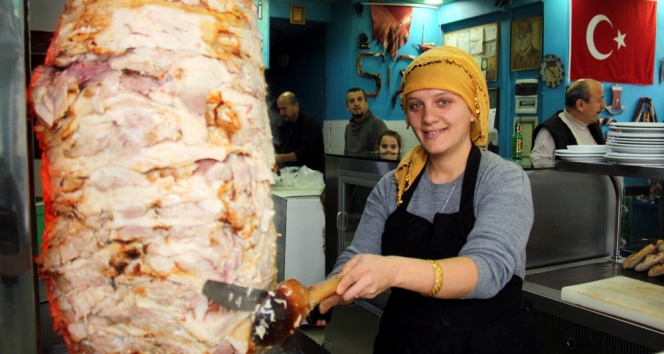 Yeter Usta Döner Kesip, Pide Ve Lahmacun Yapıyor