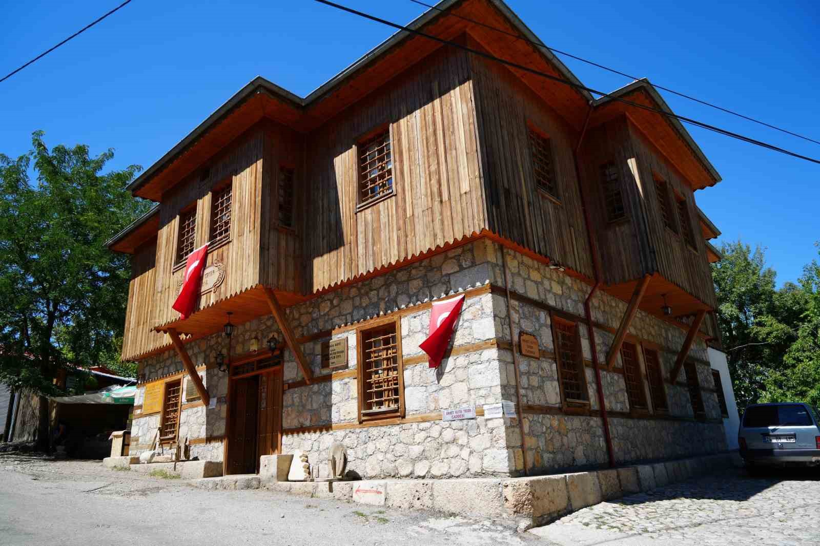 orda-bir-koy-var-uzakta-siirinin-ilham-kaynagi-apcaga-ziyaretcilerini-agirliyor
