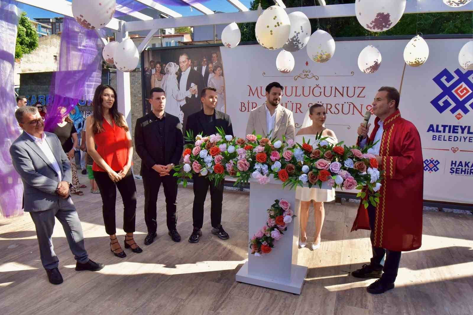sabri-ugur-parki-acik-hava-nikah-salonu-hizmete-acildi