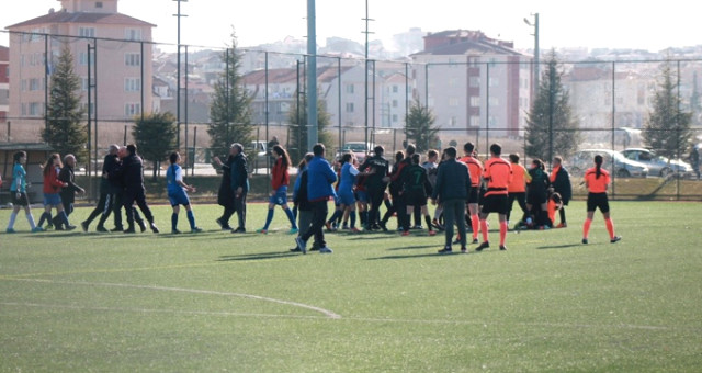 Eskişehir'de Kadın Futbolcuya Erkek Antrenörden Saldırı