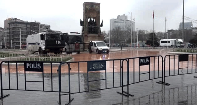 Taksim Cumhuriyet Anıtı'nın Çevresi Polis Tarafından Bariyerle Kapatıldı