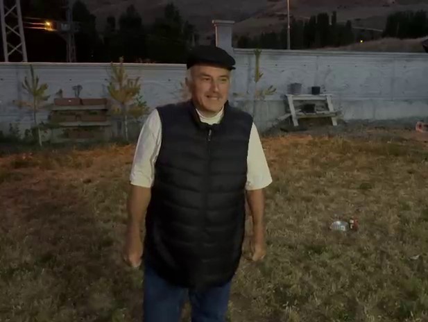 her-aksam-gelip-kedilerle-ayni-kaptan-mama-yiyor
