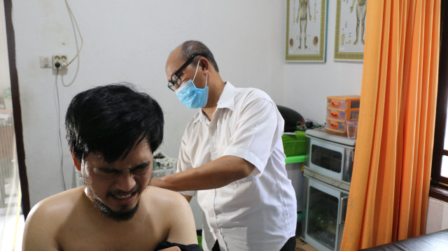 Endonezyalıların Yeni Tedavi Yöntemi: Arı Zehri!