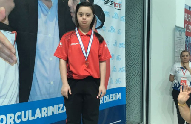 Yüzerek Astımı Yenen Down Sendromlu Şevval, Türkiye Şampiyonluğuna Hazırlanıyor