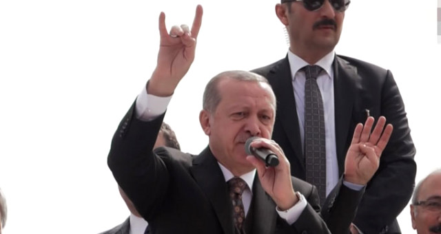 Cumhurbaşkanı Erdoğan'dan Bir İlk! Mersinlileri Bozkurt İşaretiyle Selamladı