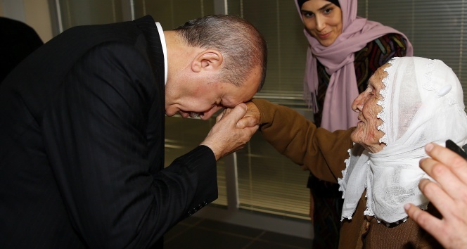 Cumhurbaşkanı Erdoğan, 105 Yaşındaki Fikriye Ninenin Elini Öptü