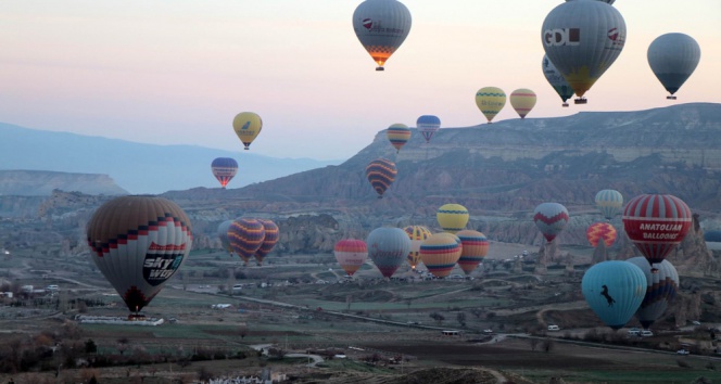 Kapadokyada Yer Turist Gök Balon Dolu