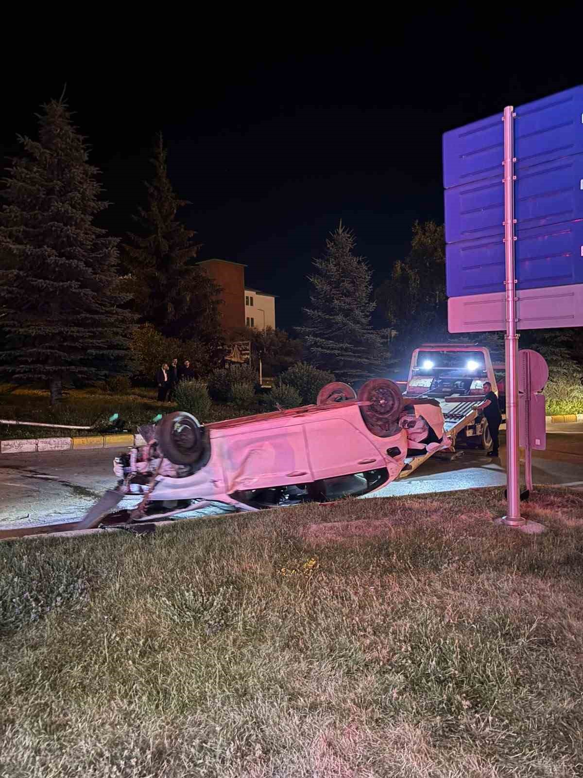 erzurum-da-otomobil-refuje-cikip-takla-atti-3-yarali