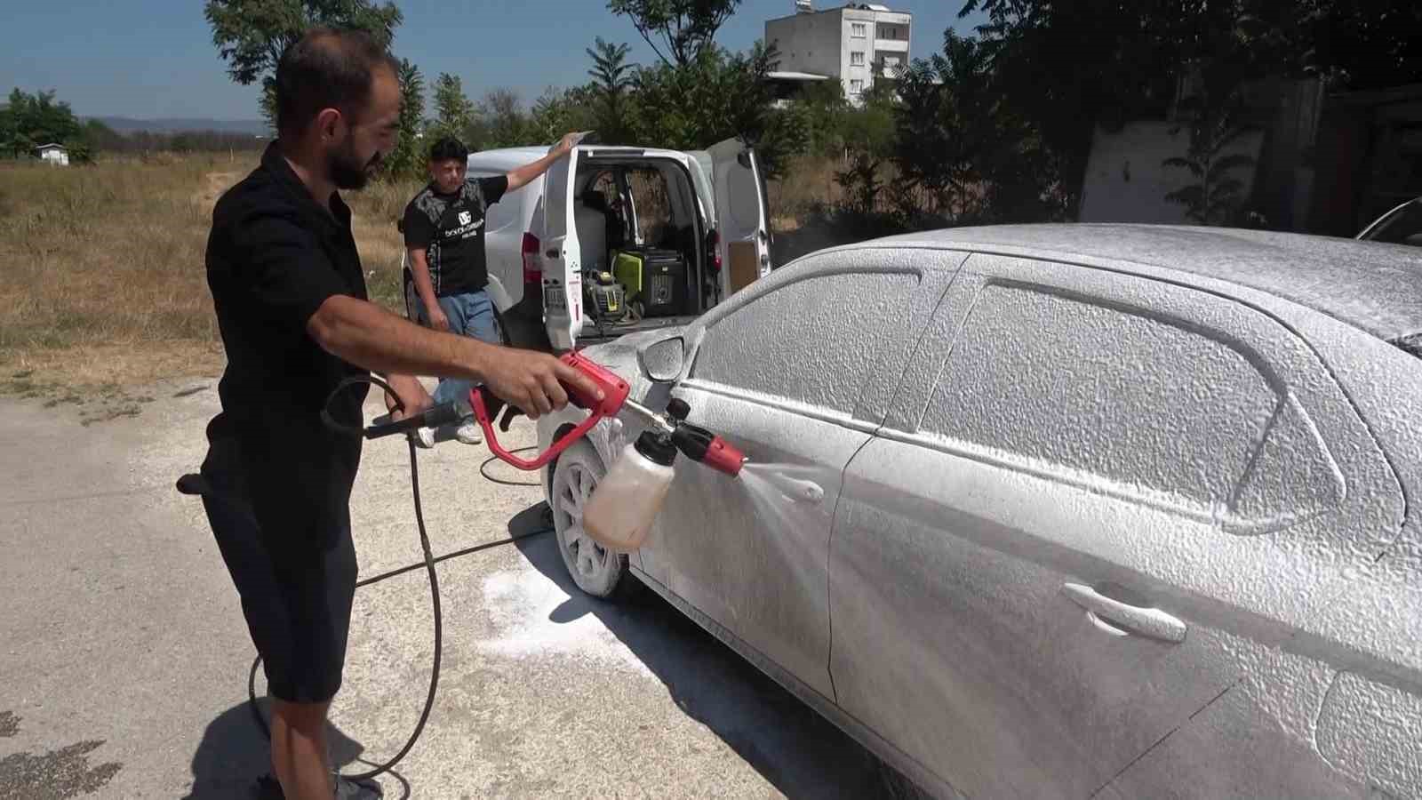 sokakta-gordugu-kirli-araclari-habersizce-yikiyor-arac-sahiplerine-surpriz-yapiyor