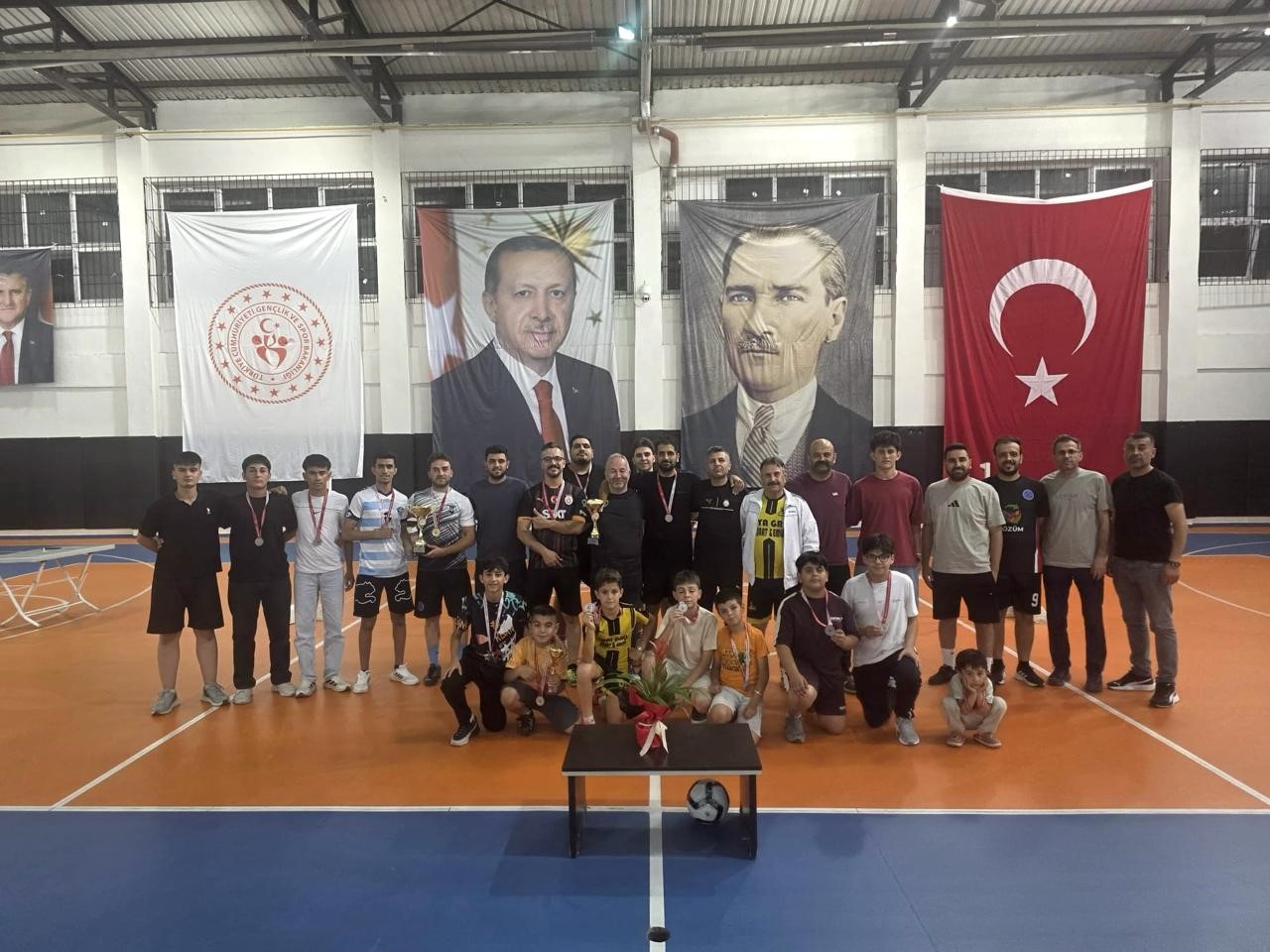pozanti-da-ilk-kez-duzenlenen-ayak-tenisi-turnuvasi-yogun-ilgi-gordu
