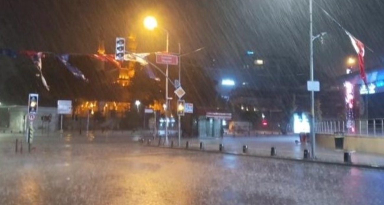 istanbul-da-gece-saatlerinde-aniden-bastiran-saganak-etkili-oldu