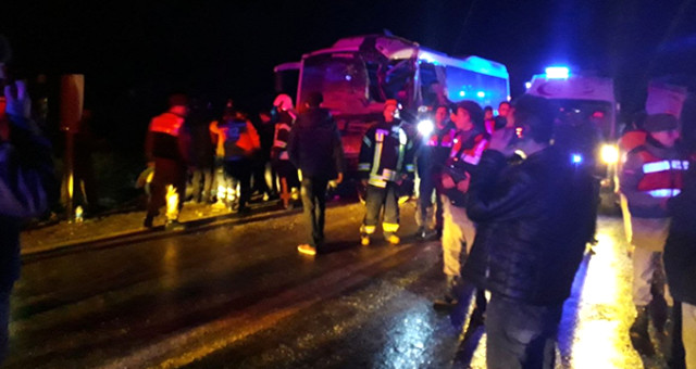 Manisa'da Beton Mikseri Otobüsle Çarpıştı: 20 Yaralı!