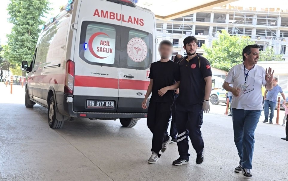 sinavda-rahatsizlanan-genc-ambulansla-hastaneye-sevk-edildi