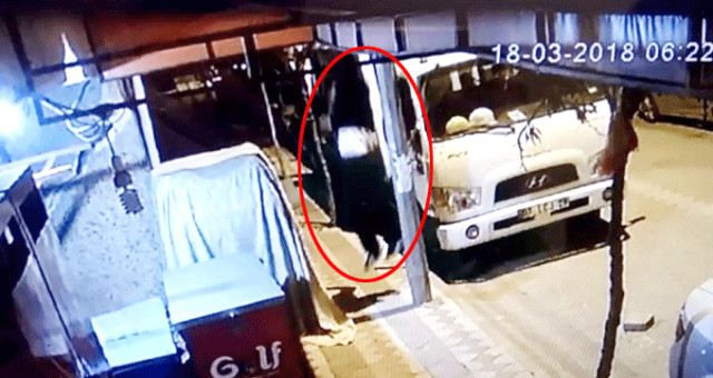 Hırsız Balkondan Girdi, Uyuyan Kadının Boynundan Kolyesini Kopardı! Kamera Kayıttaydı