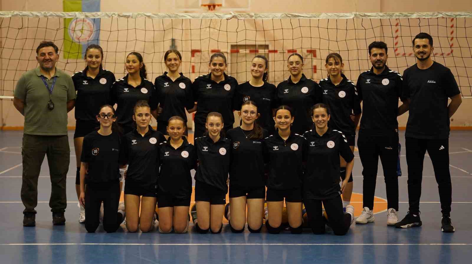 rize-nin-genc-voleybolculari-gozunu-anadolu-yildizlar-ligi-kupasina-dikti