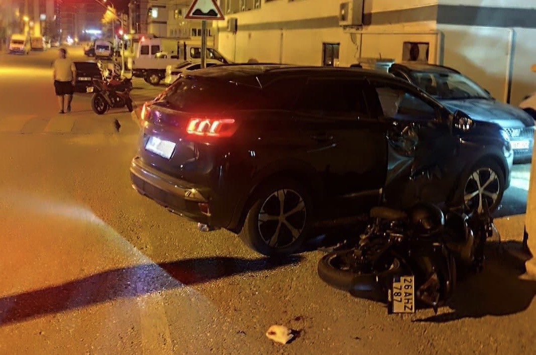 sivrihisar-da-otomobil-ile-motosiklet-carpisti-2-kisi-yaralandi
