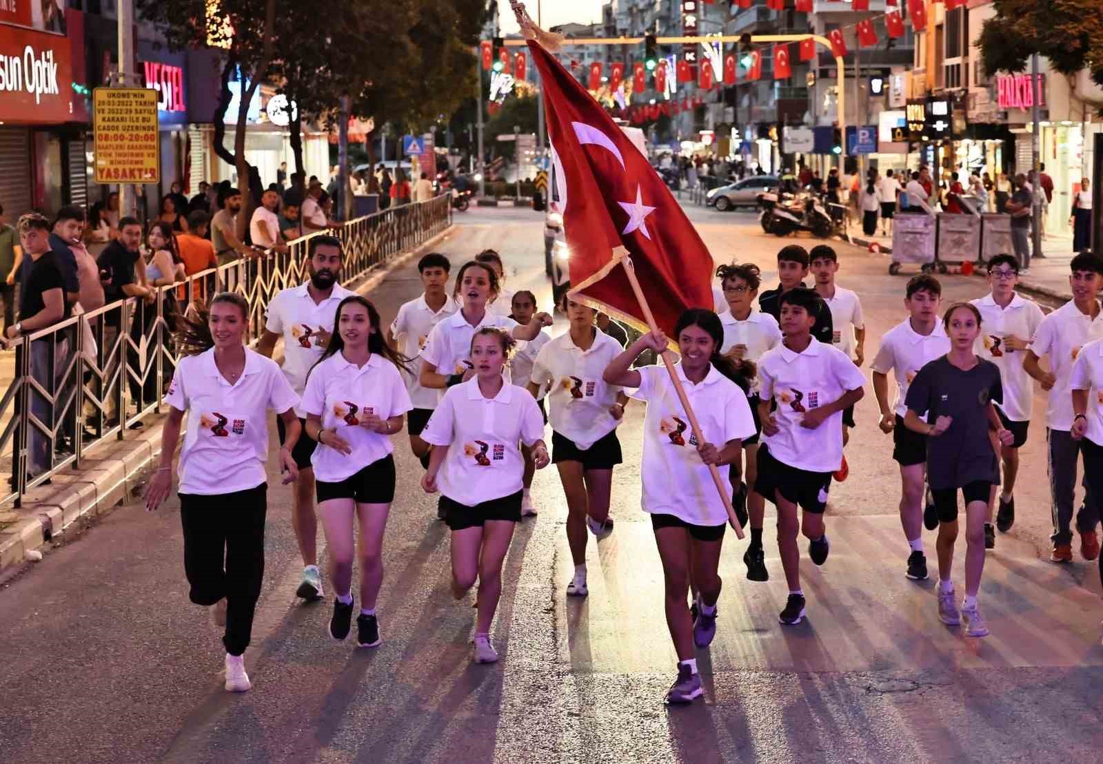 ay-yildizli-sancak-manisa-sokaklarinda-elden-ele-tasindi