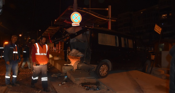 Çarpışan Araçlar Tramvay Durağına Girdi