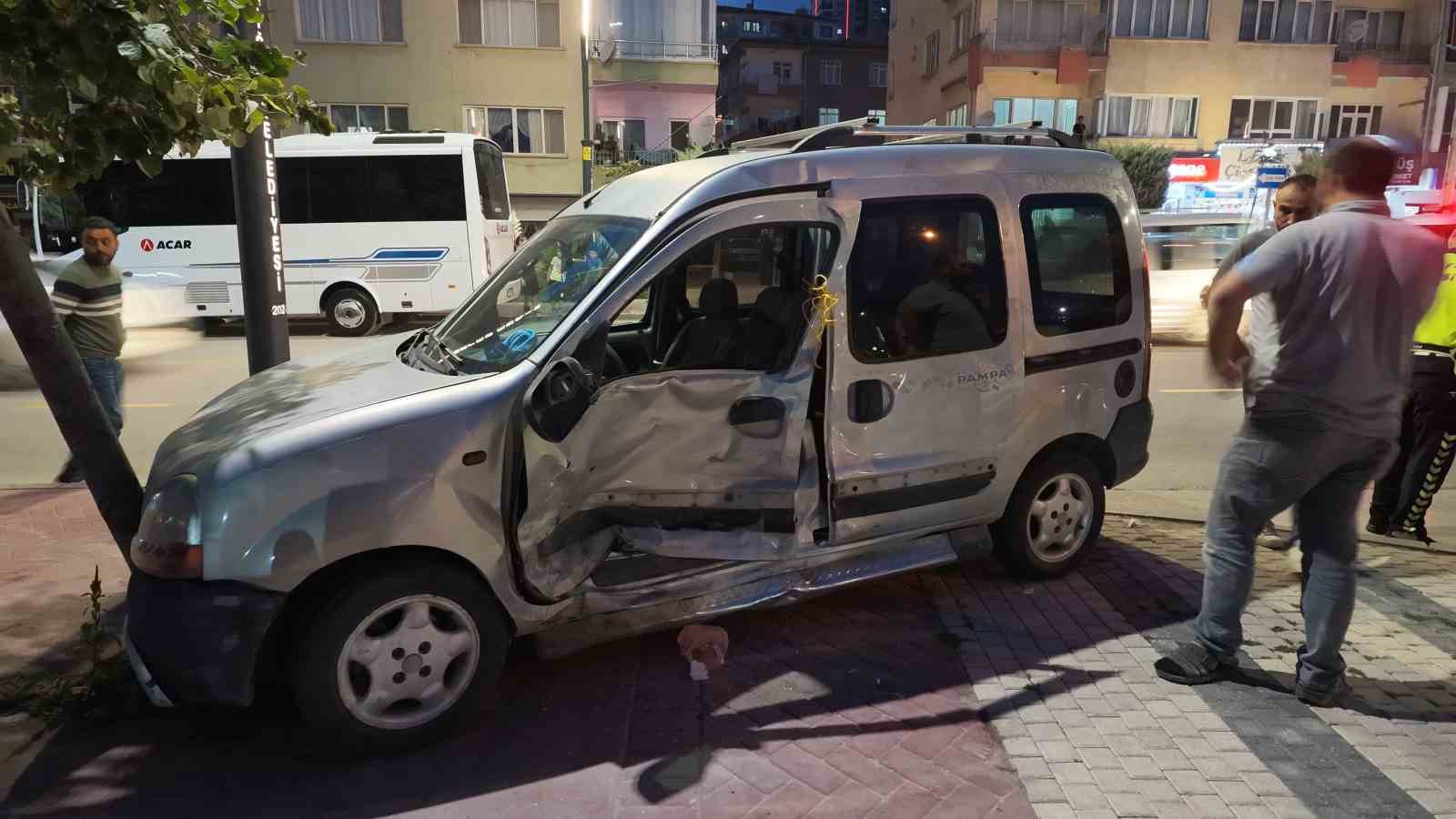 nigde-de-panelvan-arac-ve-motosiklete-carpan-hafif-ticari-arac-agaca-carparak-durabildi-3-yarali