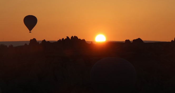 Turistler Gün Doğumunu Balonda Karşıladı