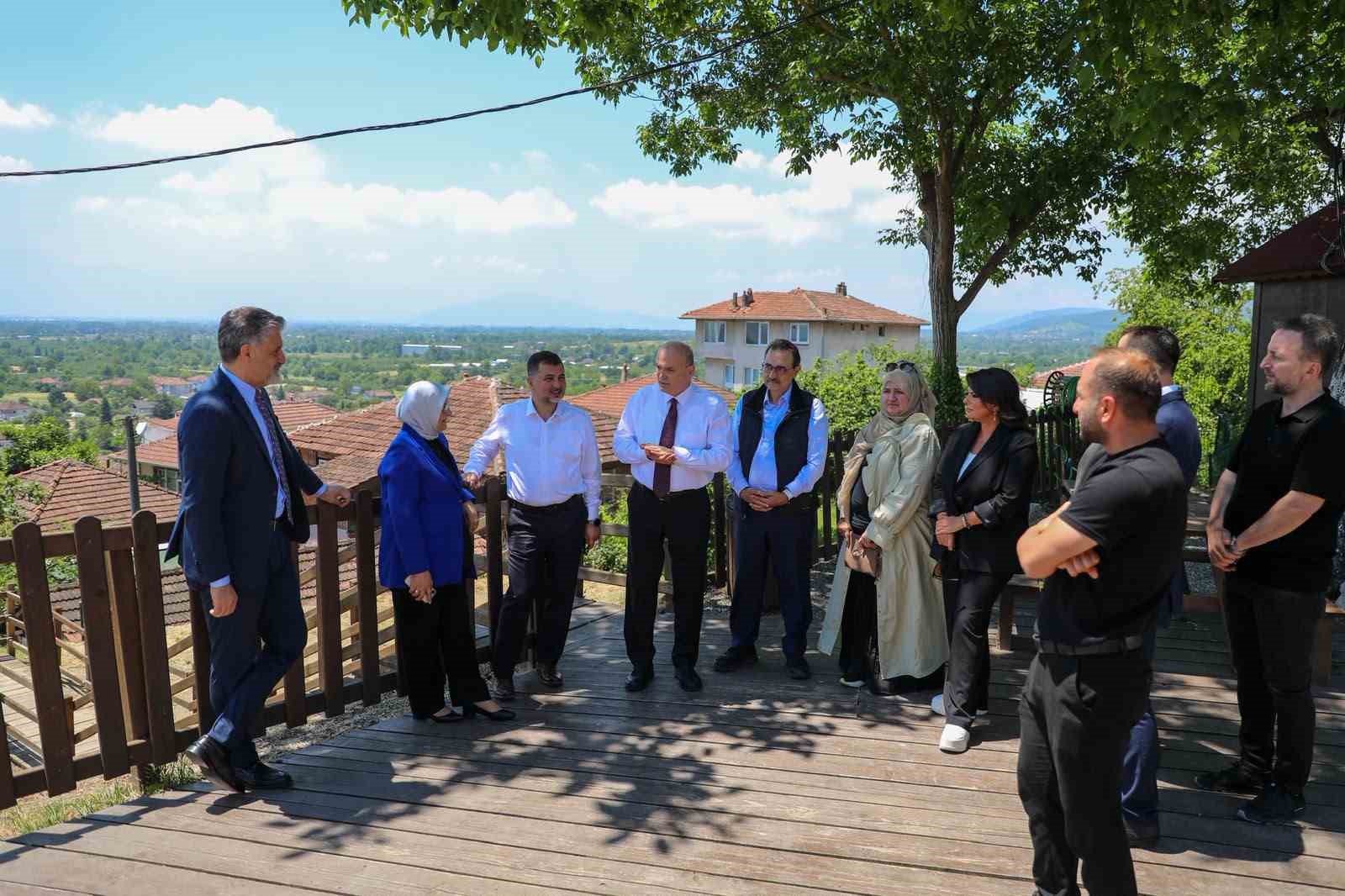 tbmm-yapay-zeka-arastirma-komisyonu-baskani-donmez-ve-sarieroglu-konuralp-antik-kenti-ni-gezdi
