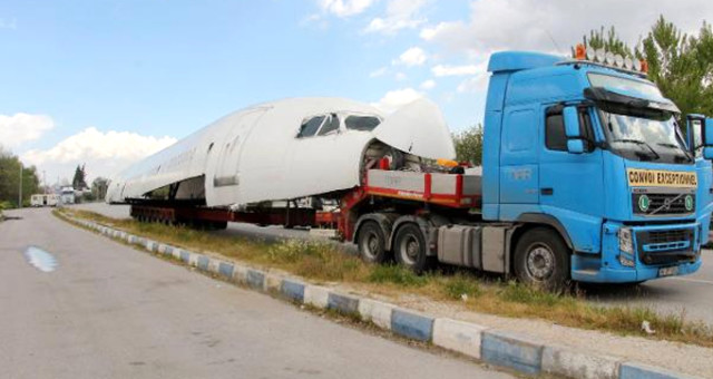 Tir'larla İzmir'e Gönderilen 54 Metrelik Kargo Uçağı Görenleri Şaşırttı