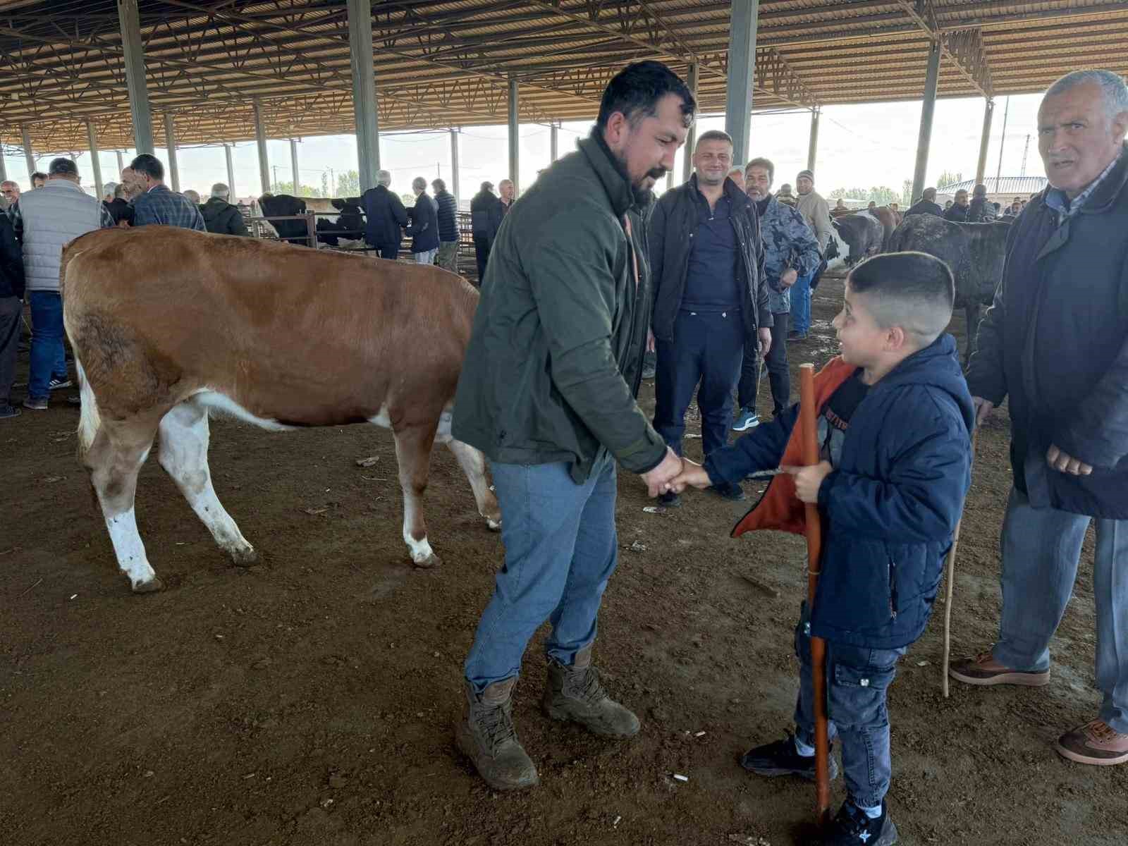 igdir-da-kurban-pazarliklari-suruyor-vatandas-kucukbasa-yoneldi