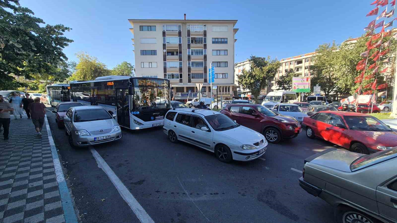 her-3-kisiye-1-arac-dusuyor-mesai-bitince-hukumet-caddesi-kilitleniyor