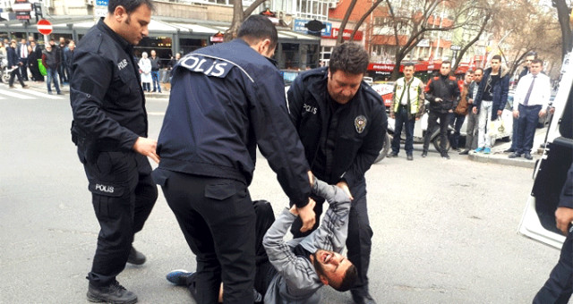 Başkent'te Sokak Ortasında Polise Bıçak Çektiler! O Anlar Kameraya Yansıdı