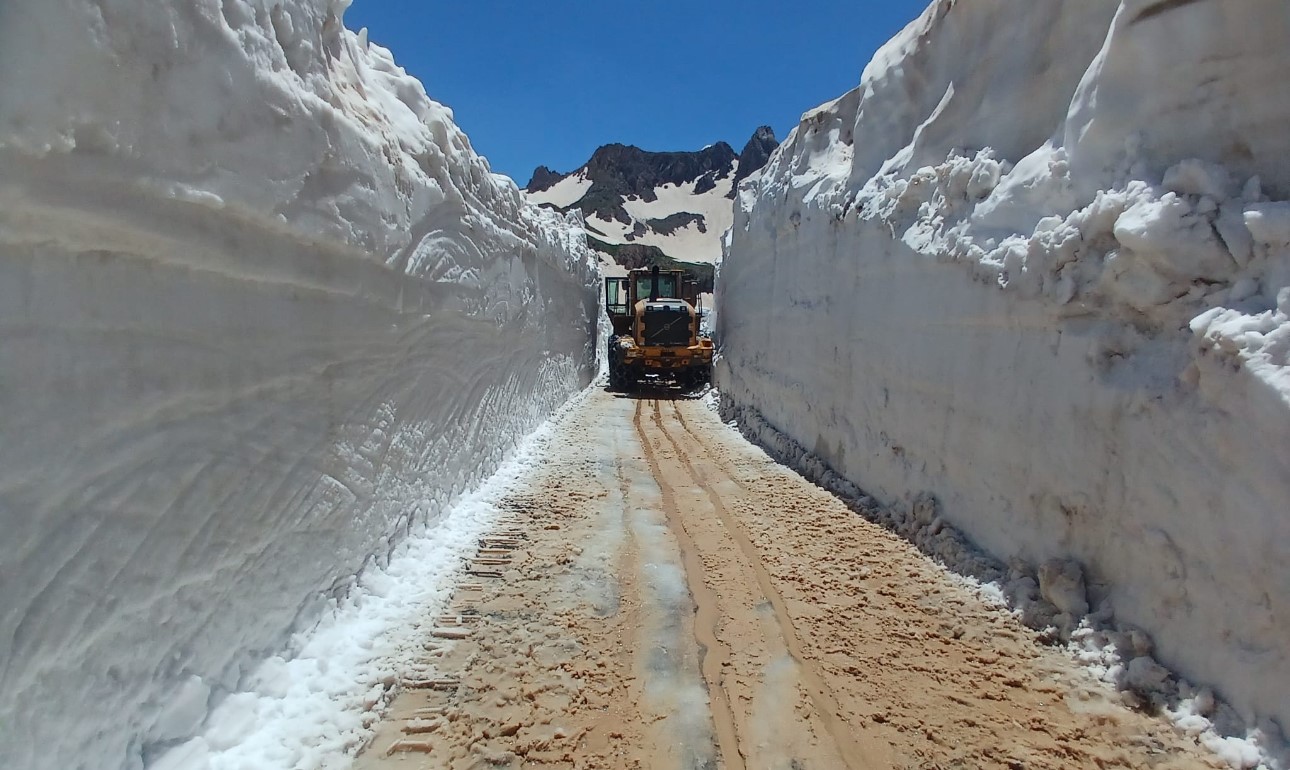 yuksekova-da-temmuz-ayina-ragmen-5-metrelik-kar-tunellerinde-calisma