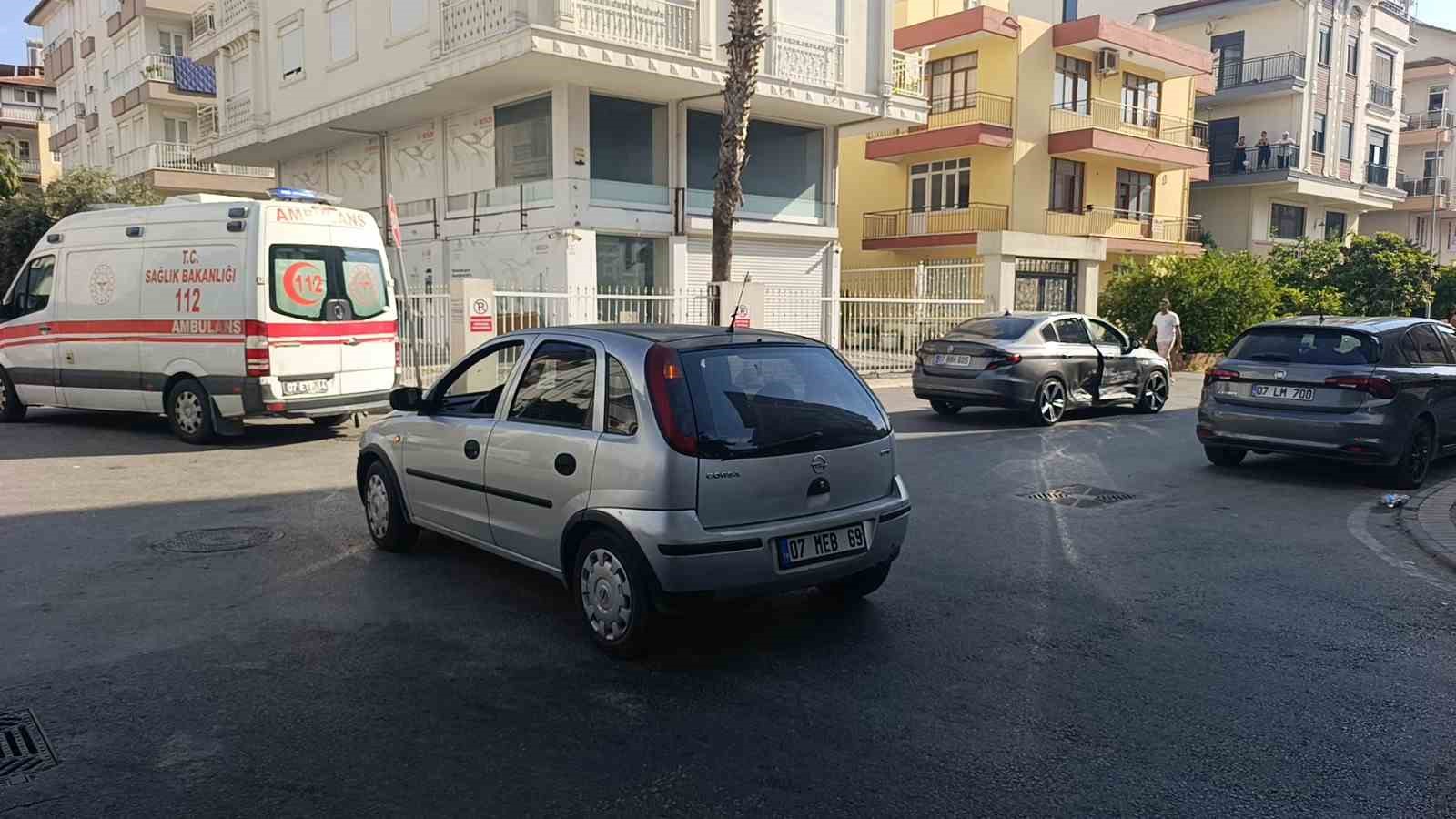 otomobiller-carpisti-kaza-ani-kameraya-yansidi