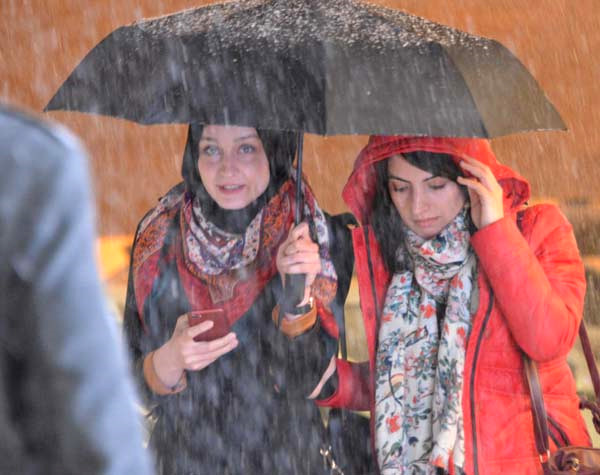 Erzurum, Nisan Ayında Beyaza Büründü, Vatandaşlar Sokakta Yürümekte Zorlandı