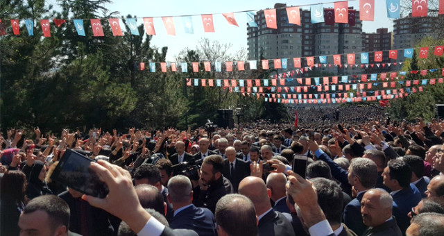 Türkeş Anıldı, On Binler Beştepe'ye Koştu